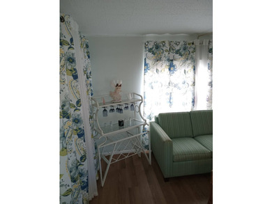 Beautiful well maintained, one bedroom / one bathroom mobile - photo 10