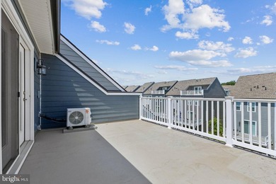 Welcome to Potomac Shores! Built in 2022, this beautifully - photo 25