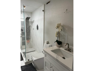 LOCATION, LOCATION, LOCATION! Beautiful property located in the - photo 3