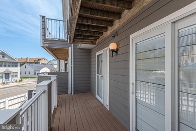 ** STUNNING TOWNHOME, BEAUTIFULLY RENOVATED COASTAL STYLE, NEW - photo 8