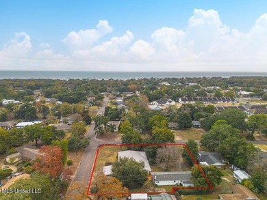 Just a couple of blocks from the beach and an easy walk to - photo 3
