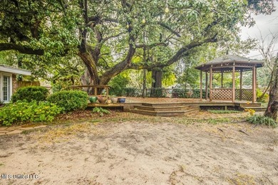 Just a couple of blocks from the beach and an easy walk to - photo 4