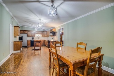 Just a couple of blocks from the beach and an easy walk to - photo 8