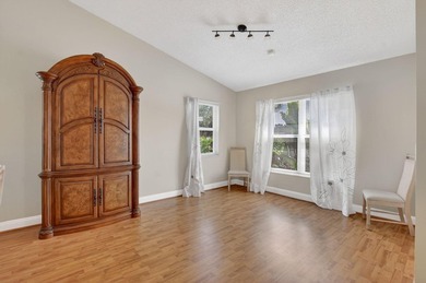 Welcome to this charming three-bedroom, two-bathroom - photo 9