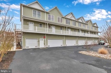 Spectacular waterfront townhouse offering 4 bedrooms and 3.5 - photo 1