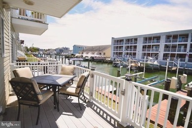Spectacular waterfront townhouse offering 4 bedrooms and 3.5 - photo 2
