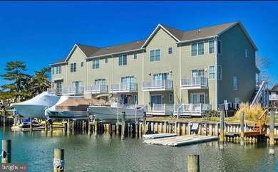 Spectacular waterfront townhouse offering 4 bedrooms and 3.5 - photo 3