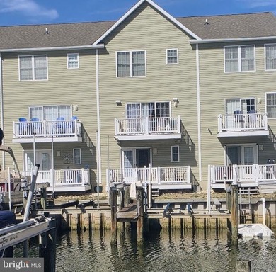 Spectacular waterfront townhouse offering 4 bedrooms and 3.5 - photo 9
