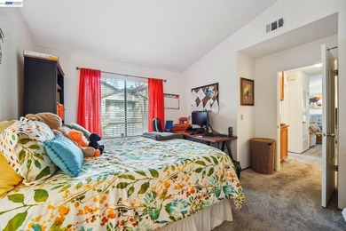 Beautifully maintained corner unit in the heart of Fremont - photo 8