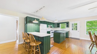Welcome to your ultimate lakefront escape! This charming - photo 9