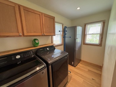 Welcome to this stunning, fully renovated home, meticulously - photo 22