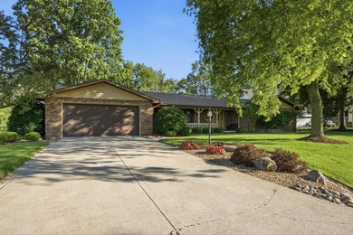 Sprawling CUSTOM-BUILT BRICK AND CEDAR RANCH with over 2,400 sq - photo 2