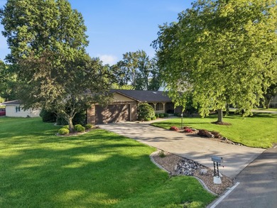 Sprawling CUSTOM-BUILT BRICK AND CEDAR RANCH with over 2,400 sq - photo 4