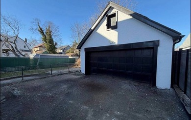 Gorgeous brand new 2 family house located on a prime tree-lined - photo 3