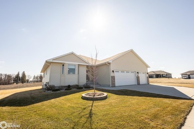 SPACIOUS RANCH HOME - COMFORT, STYLE & ROOM TO GROW. Welcome - photo 2
