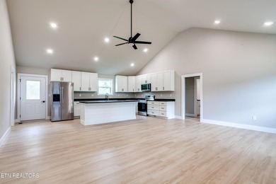 Welcome to this beautiful brand-new 3 bedroom, 2 bathroom home - photo 7