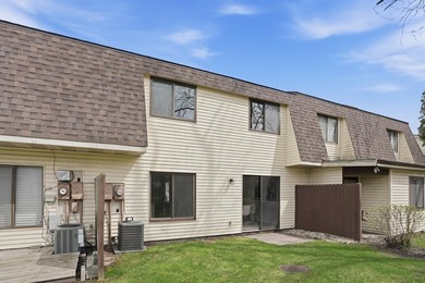 Welcome home to your newly updated 3 bedroom townhouse. What's - photo 2