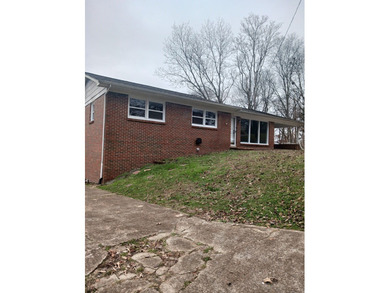 VERY LARGE HOME THAT HAS BEEN REMODELED. THIS HOME OFFERS 5 - photo 4