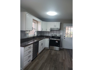 VERY LARGE HOME THAT HAS BEEN REMODELED. THIS HOME OFFERS 5 - photo 8