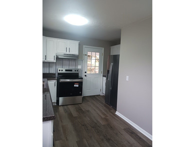 VERY LARGE HOME THAT HAS BEEN REMODELED. THIS HOME OFFERS 5 - photo 9