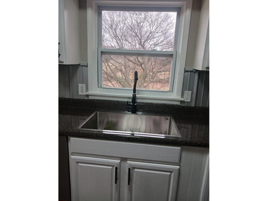 VERY LARGE HOME THAT HAS BEEN REMODELED. THIS HOME OFFERS 5 - photo 10
