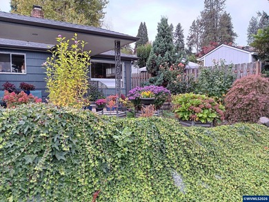Charming home in desirable Bush Park neighborhood. Hardwood