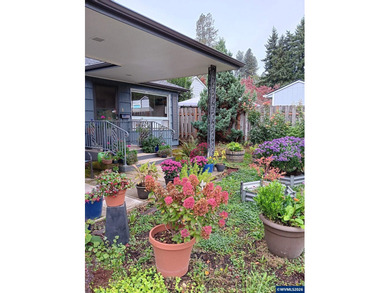 Charming home in desirable Bush Park neighborhood. Hardwood