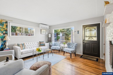 Charming home in desirable Bush Park neighborhood. Hardwood