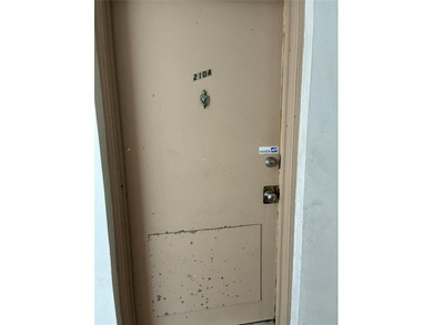 Condo in gated complex east of Dixie. updated , tile, open - photo 10