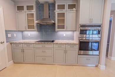 Spacious & beautifully upgraded, this 5-bedroom + den, 3-bath - photo 11