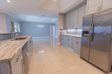 Spacious & beautifully upgraded, this 5-bedroom + den, 3-bath - photo 12