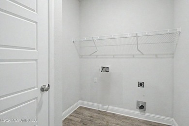 Adorable 4-bedroom home conveniently located near shopping - photo 16