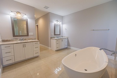 Spacious & beautifully upgraded, this 5-bedroom + den, 3-bath - photo 19