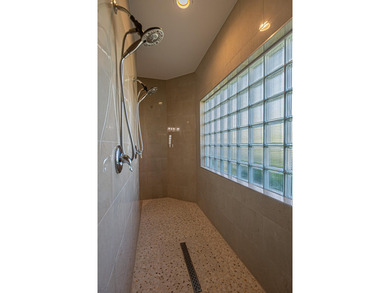 Spacious & beautifully upgraded, this 5-bedroom + den, 3-bath - photo 20