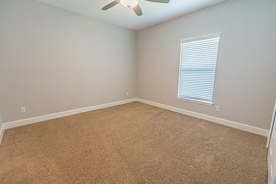 Spacious & beautifully upgraded, this 5-bedroom + den, 3-bath - photo 22