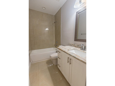 Spacious & beautifully upgraded, this 5-bedroom + den, 3-bath - photo 23