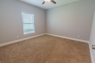 Spacious & beautifully upgraded, this 5-bedroom + den, 3-bath - photo 25