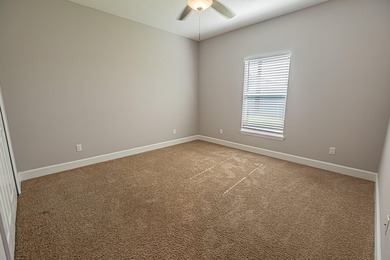 Spacious & beautifully upgraded, this 5-bedroom + den, 3-bath - photo 27