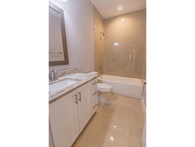 Spacious & beautifully upgraded, this 5-bedroom + den, 3-bath - photo 28