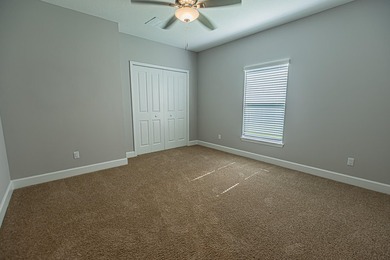 Spacious & beautifully upgraded, this 5-bedroom + den, 3-bath - photo 30