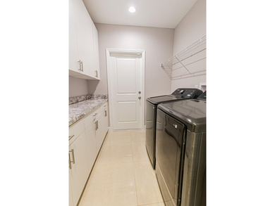 Spacious & beautifully upgraded, this 5-bedroom + den, 3-bath - photo 31