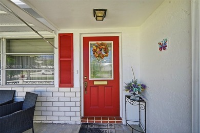Beautifully landscaped corner lot with lots of Palm Trees & - photo 3