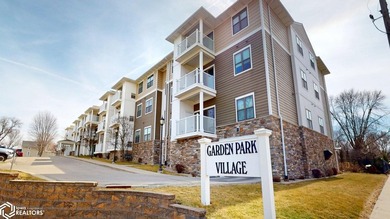 MOTIVATED SELLER!! Discover easy living in this beautifully - photo 1