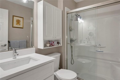 Ocean-view, top-floor corner suite with stunning kitchen and - photo 22