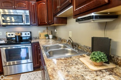 MOTIVATED SELLER!! Discover easy living in this beautifully - photo 10