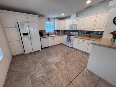 NEW PRICE ALERT!! Spacious 3 bedroom, 2 bathroom 2007 Palm - photo 6