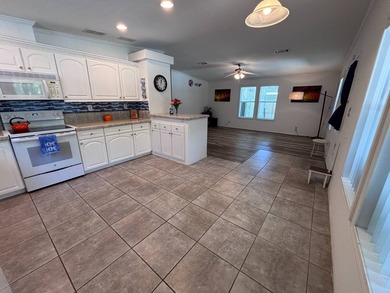 NEW PRICE ALERT!! Spacious 3 bedroom, 2 bathroom 2007 Palm - photo 7