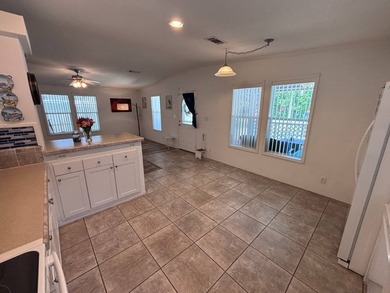 NEW PRICE ALERT!! Spacious 3 bedroom, 2 bathroom 2007 Palm - photo 8