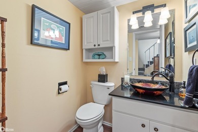 Beautifully updated 2-bedroom, 3-bath two-story end-unit condo - photo 7