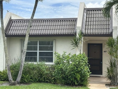 Completely renovated and move-in ready, this stunning villa - photo 3